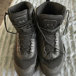 Men’s under armor boots.